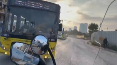 İstanbul'da kırmızıda geçen otobüs az kalsın motosikletle çarpacaktı