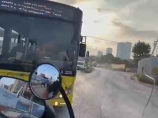İstanbul'da kırmızıda geçen otobüs az kalsın motosikletle çarpacaktı