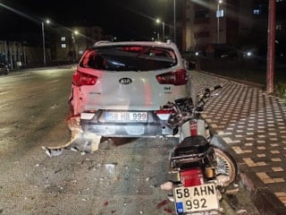 Sivas'ta park halindeki cipe çarptı: Motosikletli yaşamını yitirdi