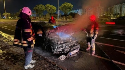 Kayseri'de seyir halindeyken alev alan otomobil kullanılamaz hale geldi