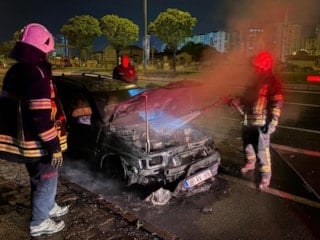Kayseri'de seyir halindeyken alev alan otomobil kullanılamaz hale geldi