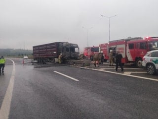 İstanbul'da bariyere çarpan tır alev alev yandı