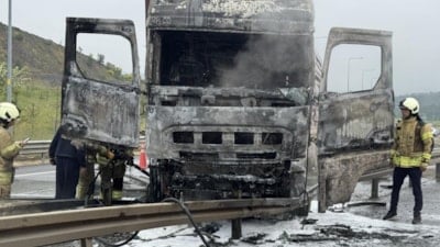 İstanbul'da bariyerlere çarpan tır yandı