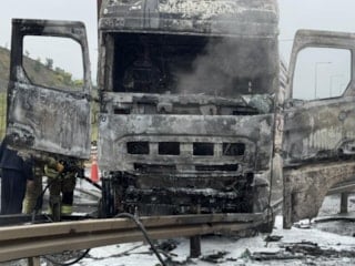 İstanbul'da bariyerlere çarpan tır yandı