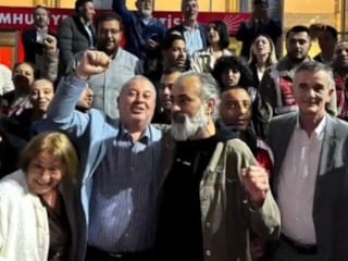 MHP kökenli vekillerden CHP Genel Merkezi önünde Gündoğdu Marşı