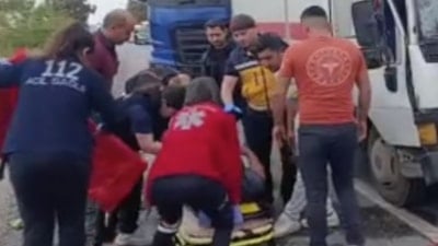 Antalya'da kamyonet ile hafif ticari araç çarpıştı: 3 yaralı