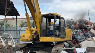 Bursa'da 6 yaşındaki Hasan iş makinesi kullanıyor