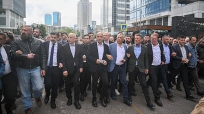 Kemal Kılıçdaroğlu destekçileri CHP Genel Merkezi'ne yürüdü