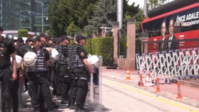 Polis tahliye için CHP Genel Merkezi'nde