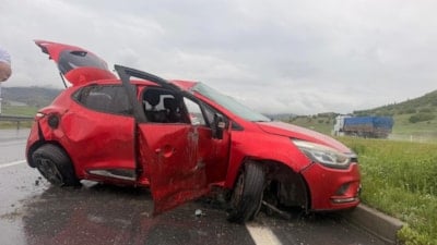 Afyonkarahisar’da trafik kazası: Araç hurdaya döndü