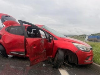 Afyonkarahisar’da trafik kazası: Araç hurdaya döndü