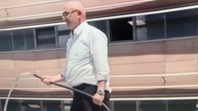 CHP Genel Merkezi’nde tahliye krizi sürüyor: Mahmut Tanal elinde hortumla çatıya çıktı