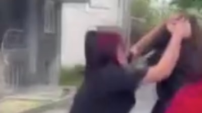 İstanbul’da okul çıkışında, saçından tuttukları kızı tekme tokat darbettiler