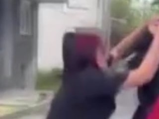 İstanbul’da okul çıkışında, saçından tuttukları kızı tekme tokat darbettiler