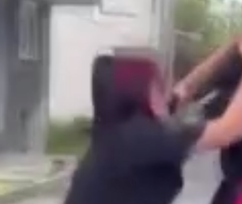 İstanbul’da okul çıkışında, saçından tuttukları kızı tekme tokat darbettiler
