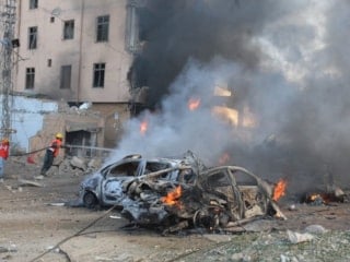 Pakistan'da trene bombalı saldırı: En az 24 kişi öldü
