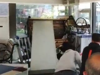 CHP Genel Merkezi binasının içinde girişlere barikat yığıldı