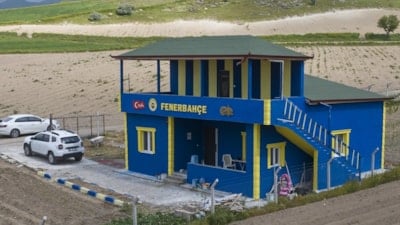 Fenerbahçe taraftarı, evinin duvarlarını sarı-lacivert renklere boyattı