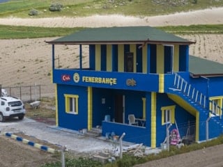 Fenerbahçe taraftarı, evinin duvarlarını sarı-lacivert renklere boyattı