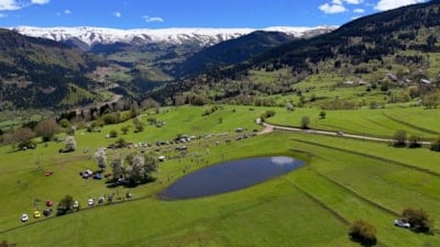 Artvin'de kar suları eridi, Tosunlu Gölü ziyaretçi akınına uğradı