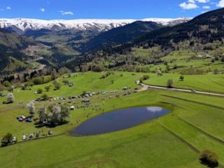 Artvin'de kar suları eridi, Tosunlu Gölü ziyaretçi akınına uğradı