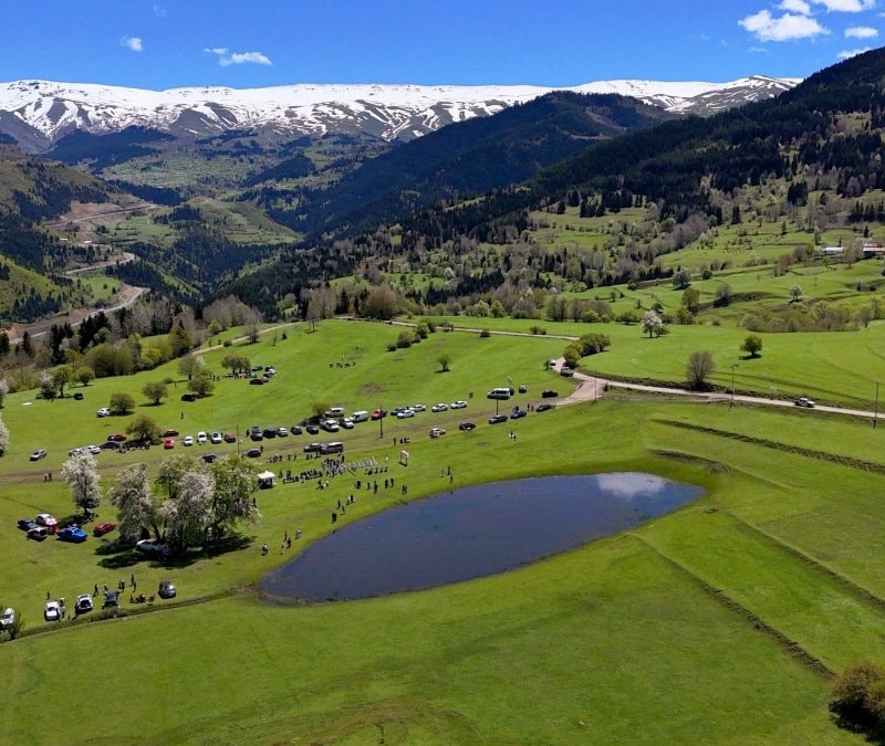 Artvin'de kar suları eridi, Tosunlu Gölü ziyaretçi akınına uğradı
