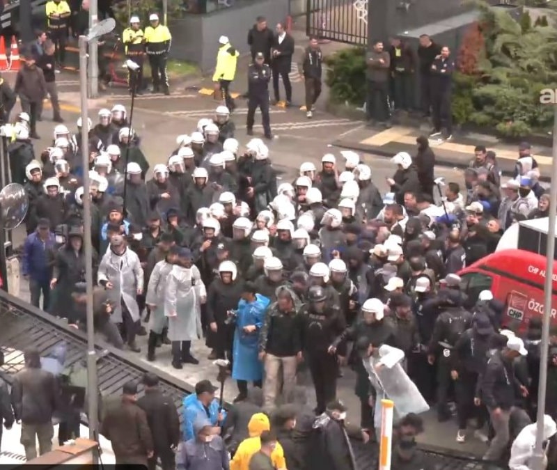 CHP Genel Merkezi'nde tansiyon yükseldi: Polis müdahale ediyor