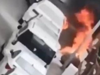 İstanbul'da park halindeki otomobilde yangın çıktı
