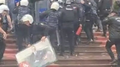 CHP'li vekiller Atatürk portresini yere attı, polis kaldırdı