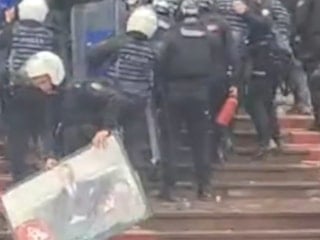 CHP'li vekiller Atatürk portresini yere attı, polis kaldırdı