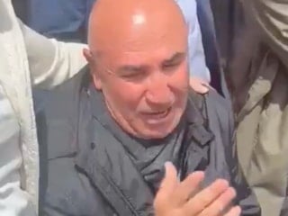 CHP Genel Merkezi, Mahmut Tanal'ın gözyaşlarıyla ıslandı: Partililer balkondan izledi