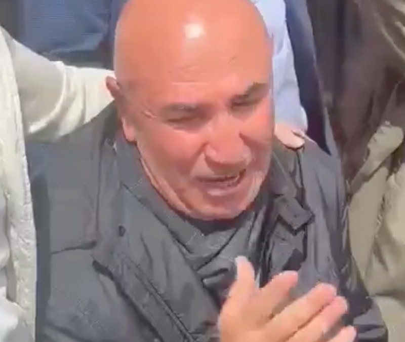 CHP Genel Merkezi, Mahmut Tanal'ın gözyaşlarıyla ıslandı: Partililer balkondan izledi