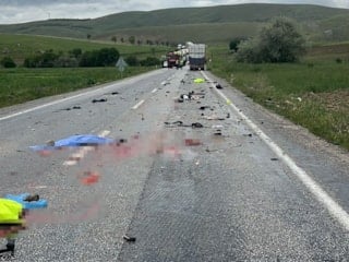 Afyonkarahisar'da tırın altında kalan motosiklet sürücüsü hayatını kaybetti