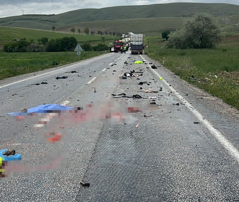 Afyonkarahisar'da tırın altında kalan motosiklet sürücüsü hayatını kaybetti
