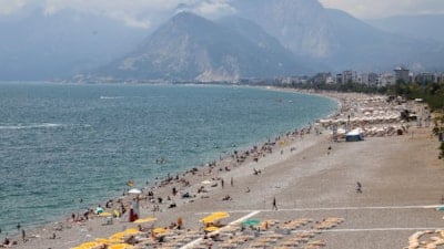 Antalya Konyaaltı Sahili’nde tatilci yoğunluğu