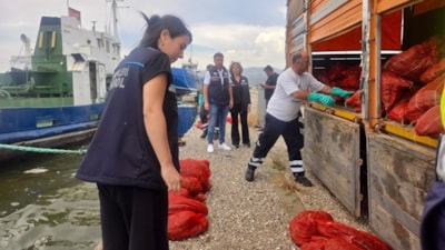 İzmir'de 7 ton kaçak midye ele geçirildi