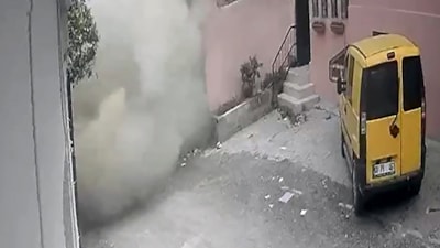 Adana’da 3 katlı metruk binanın çöktüğü anlar kameraya yansıdı