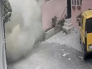 Adana’da 3 katlı metruk binanın çöktüğü anlar kameraya yansıdı
