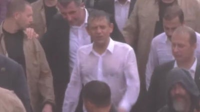 Özgür Özel, sağanak yağmur altında Meclis’e yürüdü