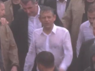Özgür Özel, sağanak yağmur altında Meclis’e yürüyüşünü sürdürüyor