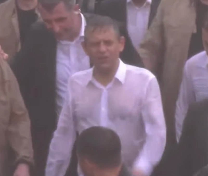 Özgür Özel, sağanak yağmur altında Meclis’e yürüyüşünü sürdürüyor
