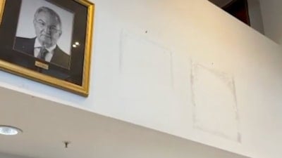 CHP Genel Merkezi'nden Özgür Özel'in fotoğrafı ve adı kaldırıldı