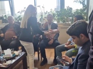 Kemal Kılıçdaroğlu ekibi, CHP Genel Merkezi özel kalem odasında çikolata dağıttı