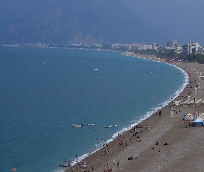 Antalya'da bir günde iki farklı mevsim yaşandı