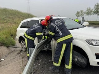 Denizli'de bariyerlere saplanan aracın sürücüsü öldü