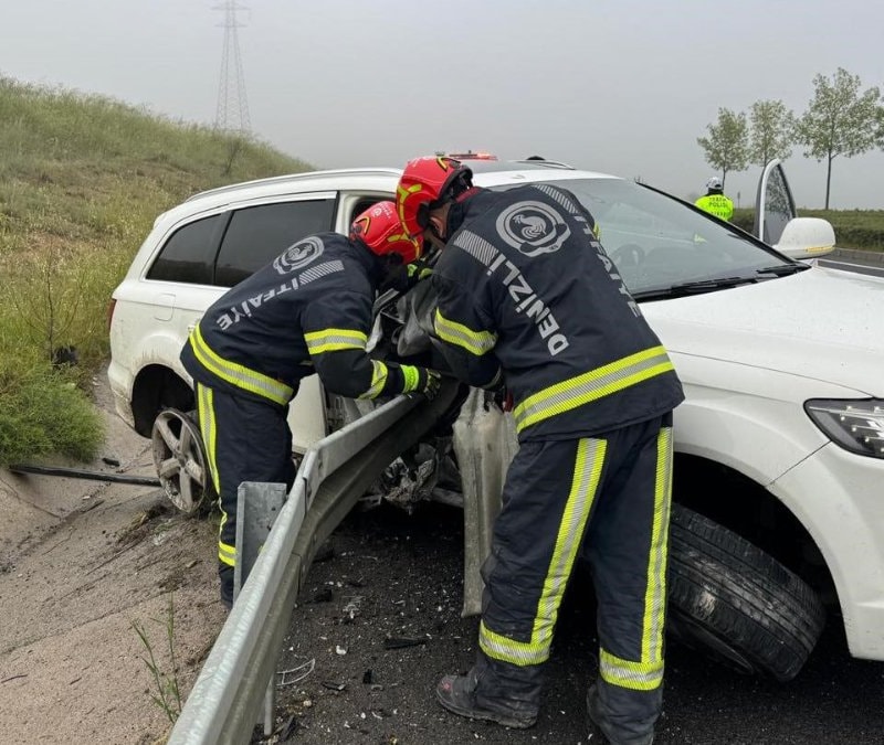 Denizli'de bariyerlere saplanan aracın sürücüsü öldü