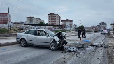 Niğde'de iki otomobilin çarpıştı: 2 kişi hayatını kaybetti
