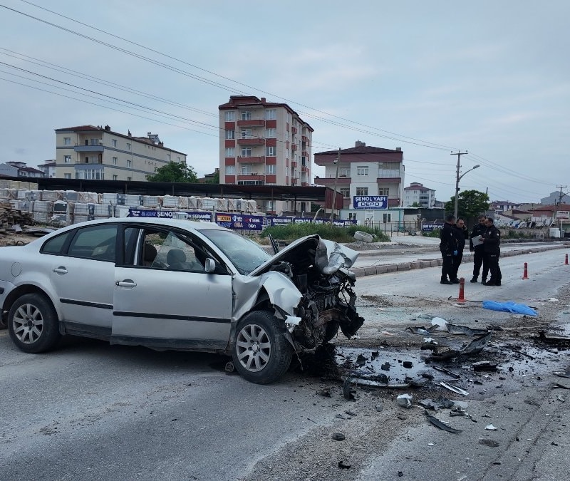 Niğde'de iki otomobilin çarpıştı: 2 kişi hayatını kaybetti