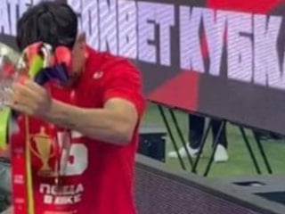 Pablo Solari, Rusya Kupası'nı kaldırırken kupa kırıldı