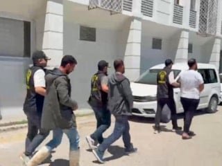 Mersin'de kendilerini polis olarak tanıtıp vatandaşları dolandırdılar